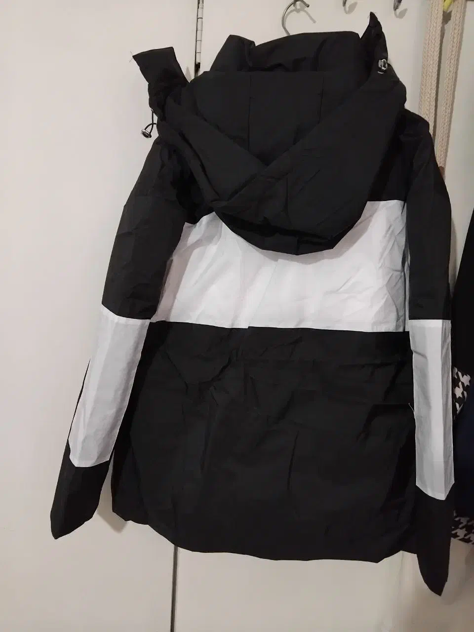 کاپشن نونو|لباس|رودهن, |دیوار