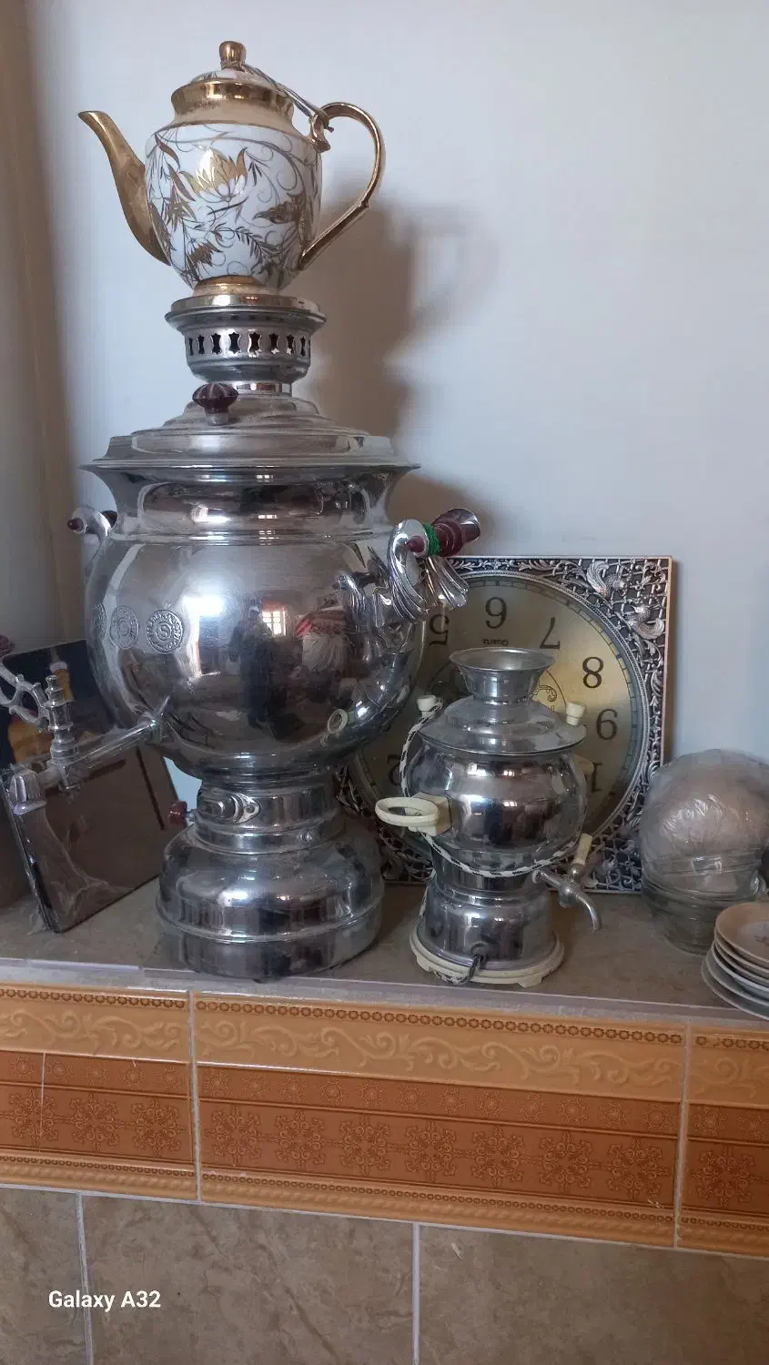 سماورگازی بزرگ وسماوردکوری کوچک برقی وساعت وقوری|سماور، چایساز، قهوهساز|فامنین, |دیوار