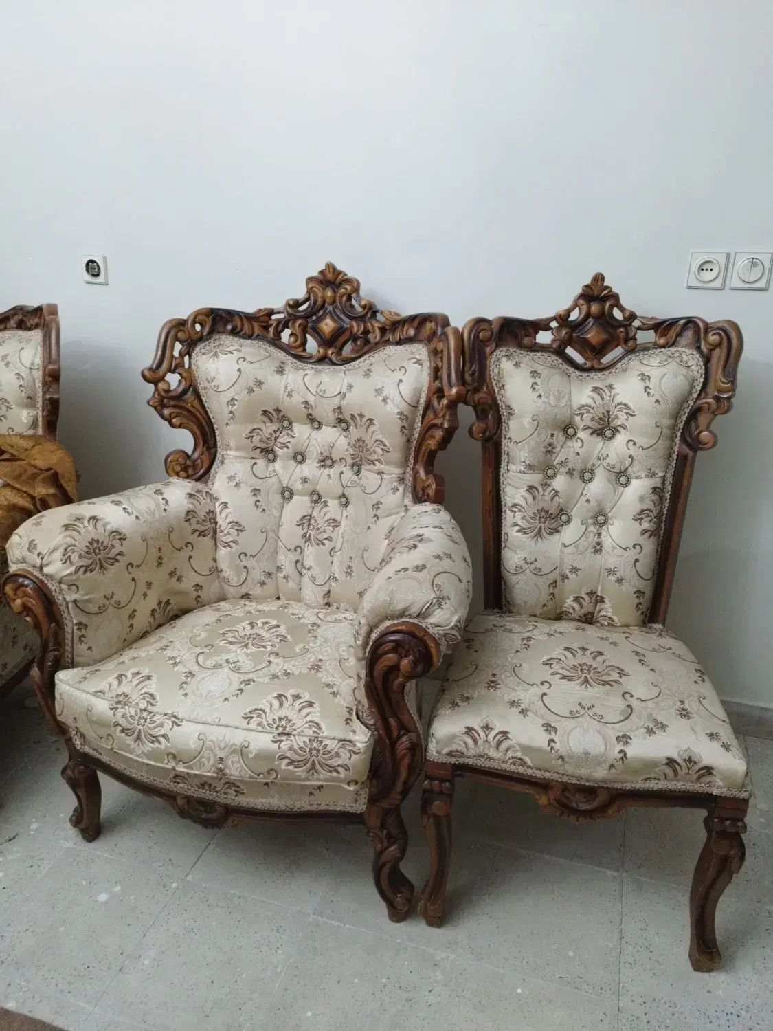 مبل ۹ نفره سالم با کاور لوستر ۱۵شاخه و میز تلوزیون|مبلمان خانگی و میز عسلی|تهران, تولید دارو|دیوار