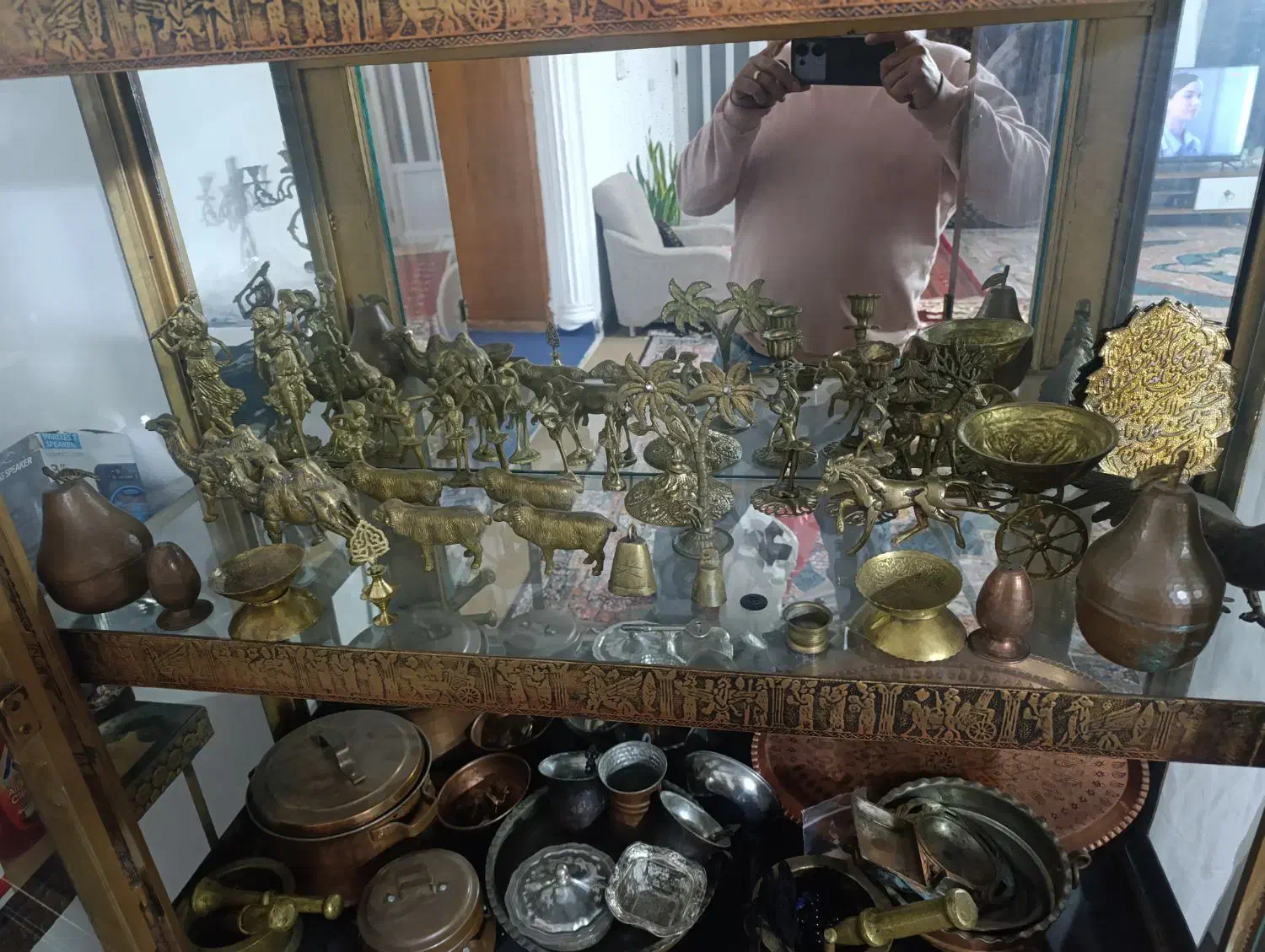 بوفه باتمام وسایل داخل اش|کلکسیون اشیاء عتیقه|گرگان, |دیوار