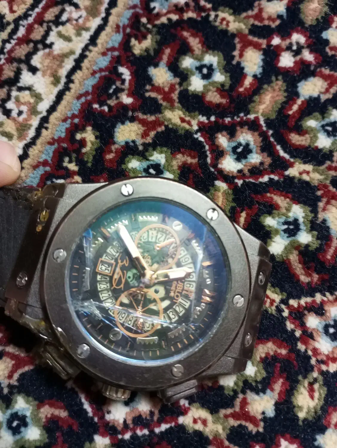 ساعت هابلوت|ساعت|قم, هفت تیر|دیوار