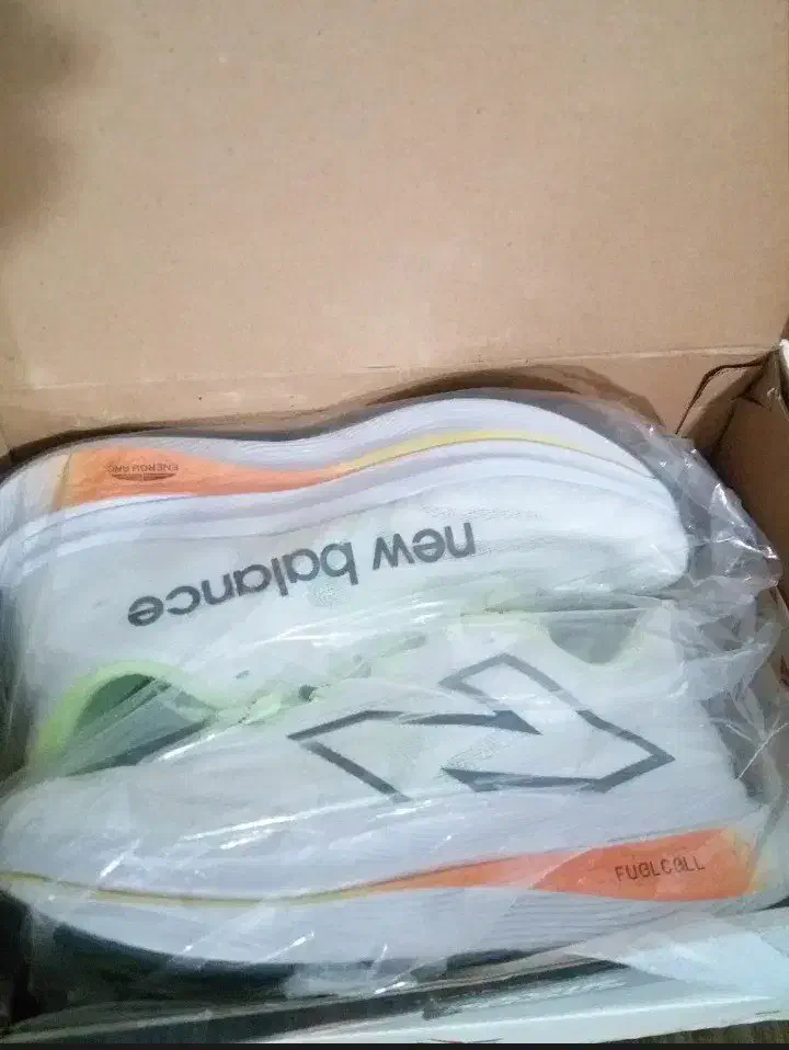 2 عدد کتونی نیوبالانس 2002 و فیول سل|کیف، کفش، کمربند|مهاجران, |دیوار