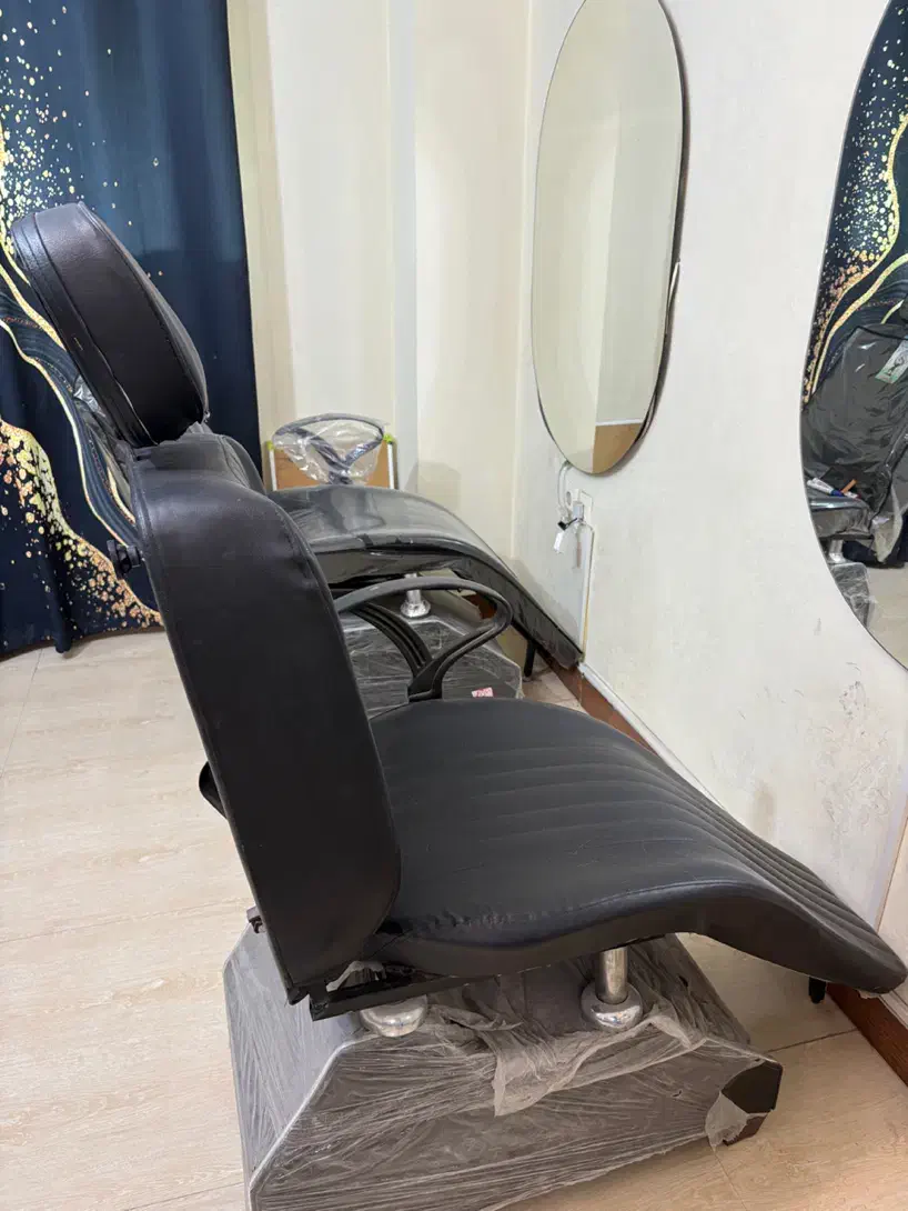 آینه بک لایت و صندلی طرح برقی کاملا سالم|آرایشگاه و سالنهای زیبایی|رشت, گلسار|دیوار