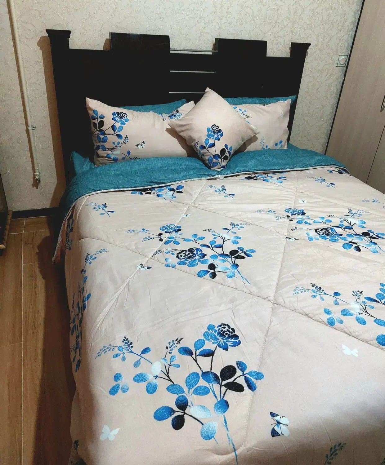 تخت خواب دو نفره تمیز و سالم همراه با کفی|تخت و سرویس خواب|خمینیشهر, |دیوار