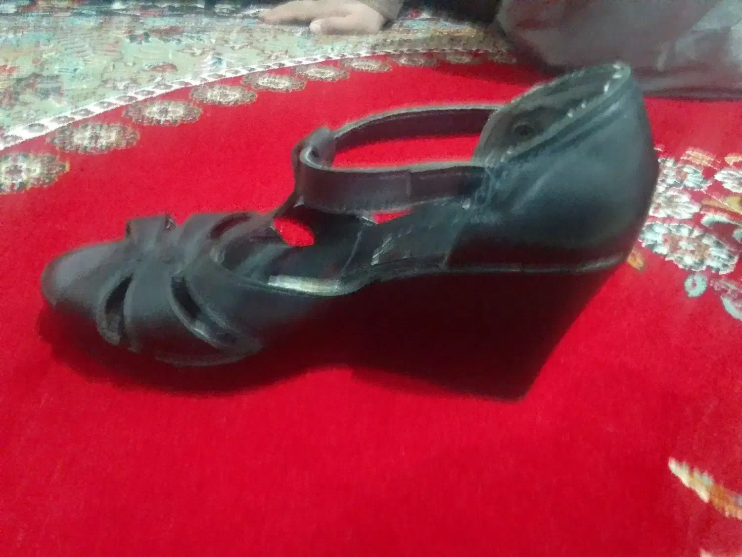 کفش|کیف، کفش، کمربند|اقبالیه, |دیوار