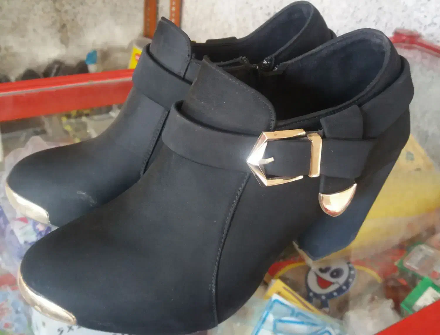 کفش|کیف، کفش، کمربند|خزل, |دیوار