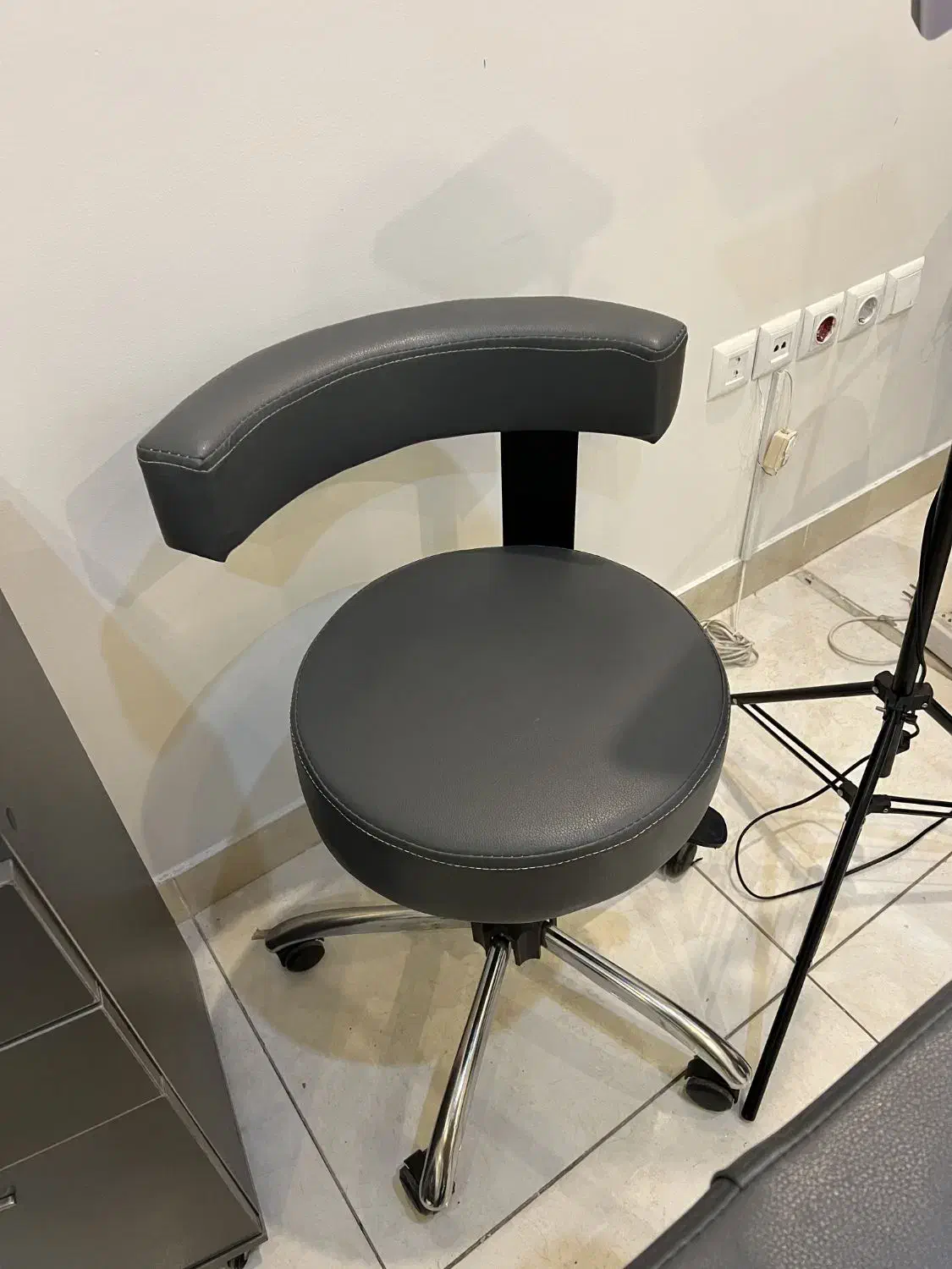 صندلی استادکار و تخت|آرایشگاه و سالنهای زیبایی|رشت, گلسار|دیوار