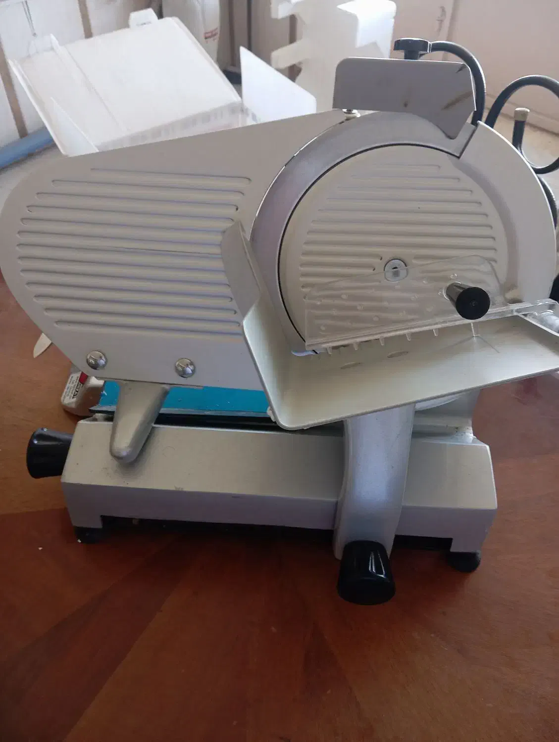 کالباس بر محک ترازو دار|فروشگاه و مغازه|کهیر, |دیوار