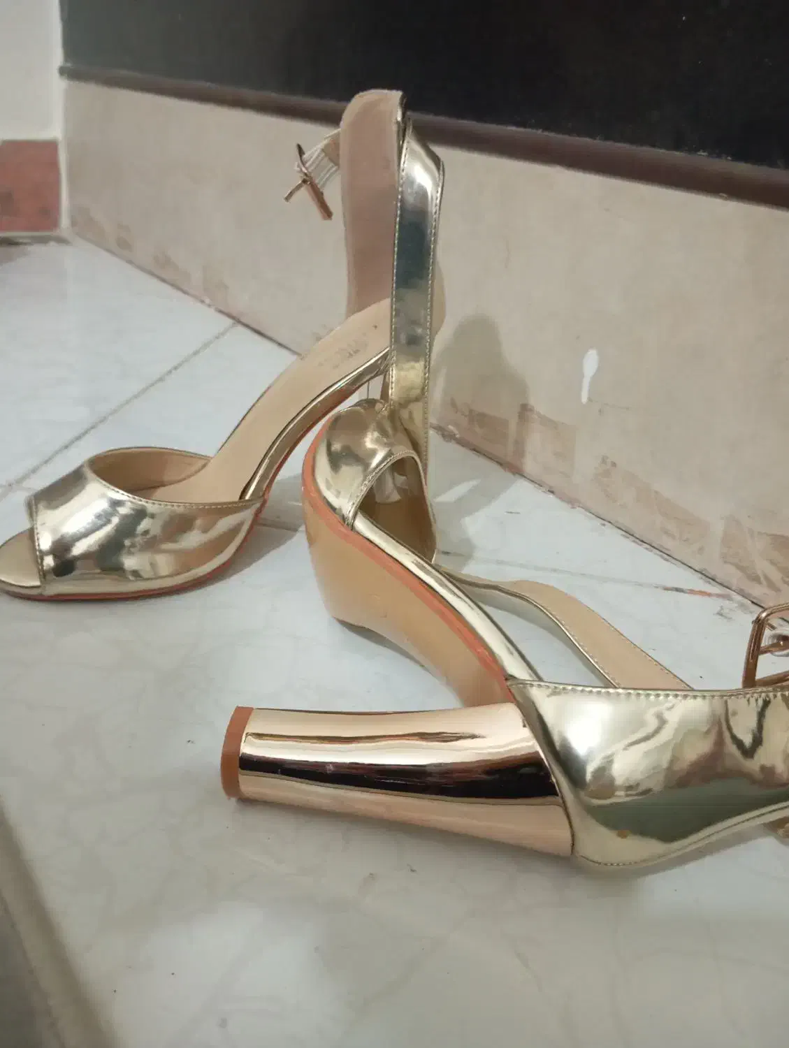 کفش مجلسی|کیف، کفش، کمربند|اندیشه, اندیشه فاز ۱|دیوار