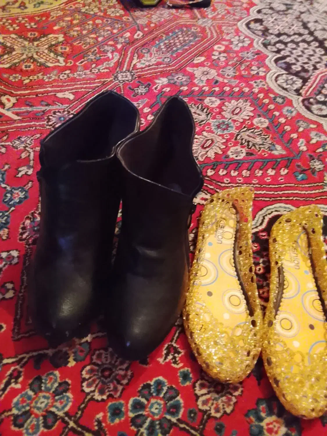 کفش زنانه|کیف، کفش، کمربند|کنار تخته و کمار, |دیوار