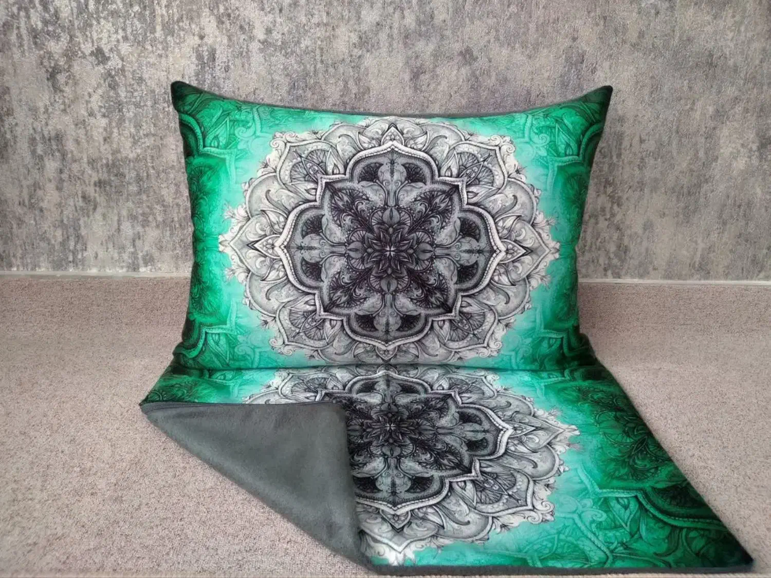 رو بالشتی|رختخواب، بالش، پتو|دماوند, دماوند|دیوار