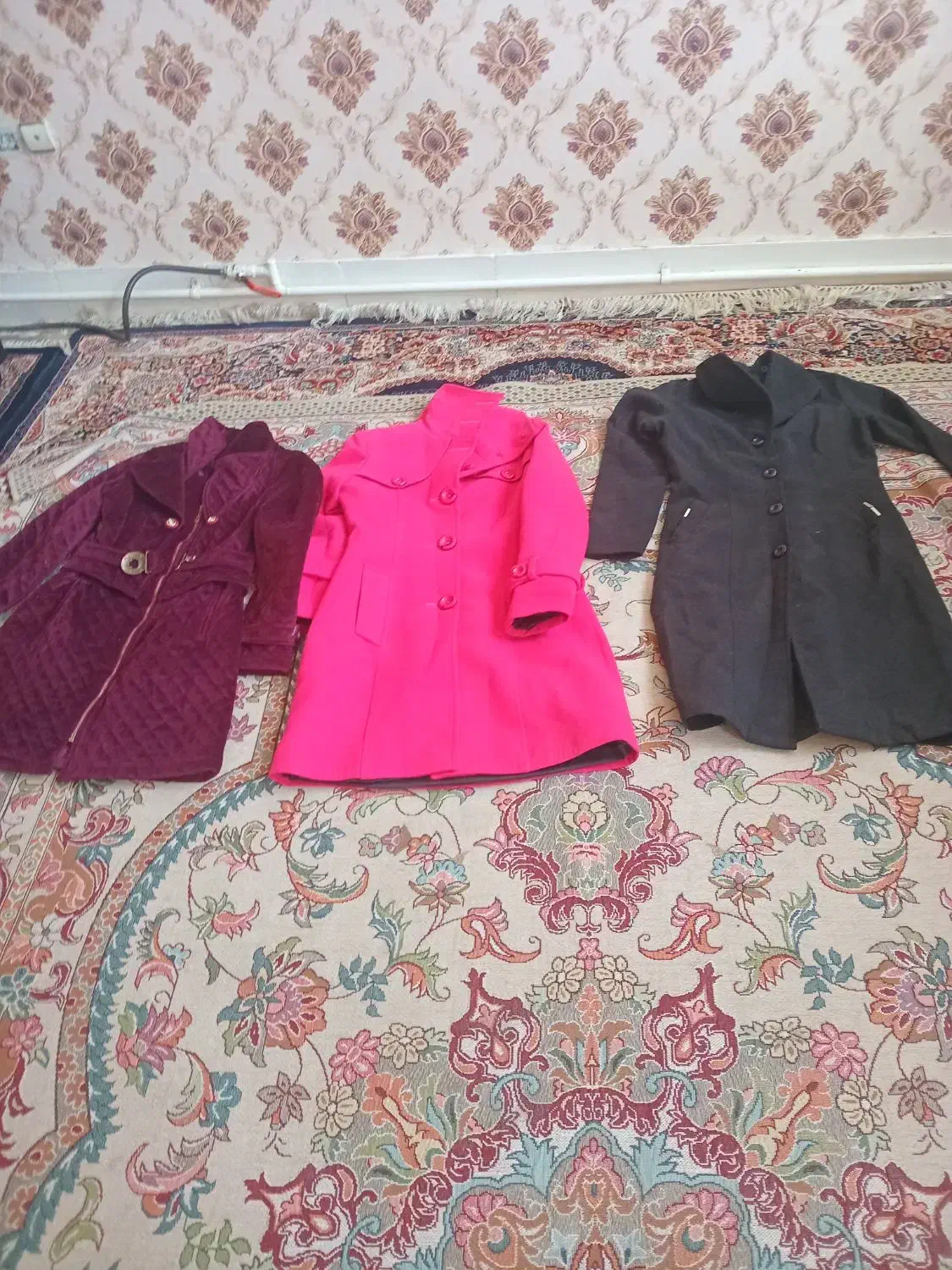 پالتومانتوشلوار|لباس|رباط‌کریم, رباط‌کریم|دیوار