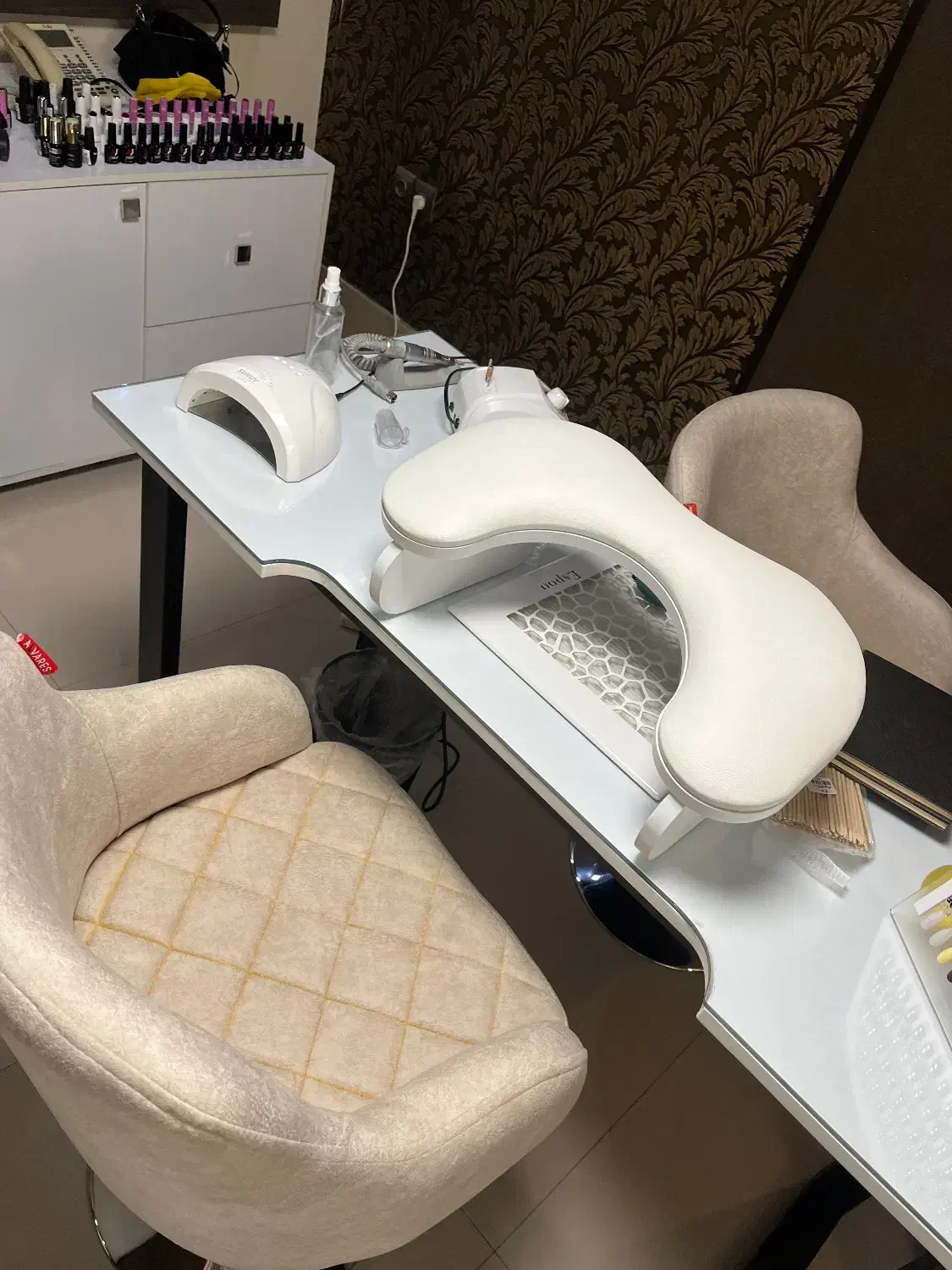 میز و فن توکار و صندلی ناخن کار|آرایشگاه و سالنهای زیبایی|مشهد, هنرستان|دیوار