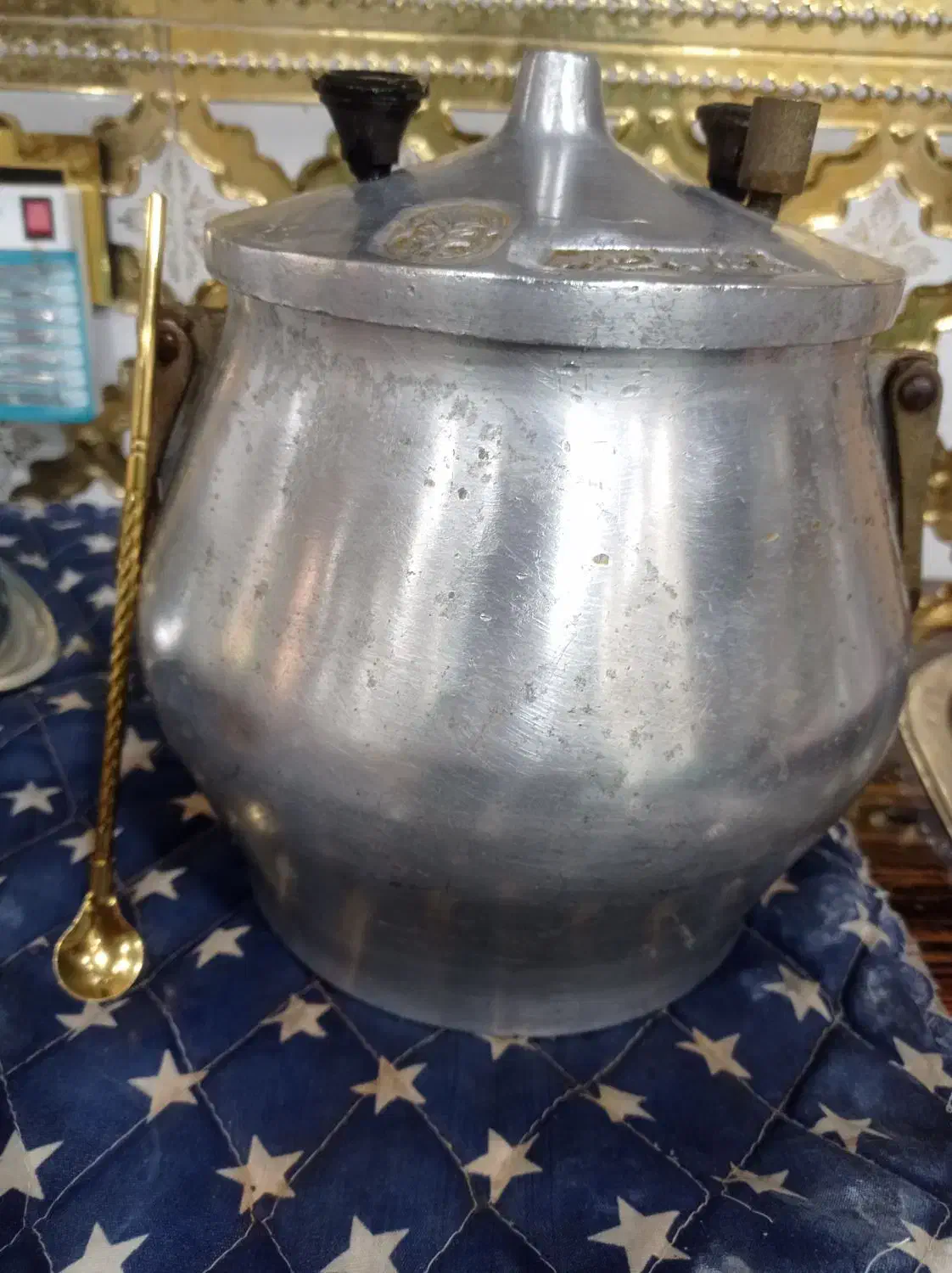 یک عددزودپز|ظروف پخت‌وپز|شوشتر, |دیوار