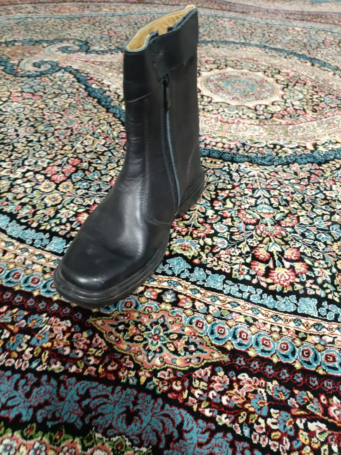 پوتین|کیف، کفش، کمربند|بافت, |دیوار