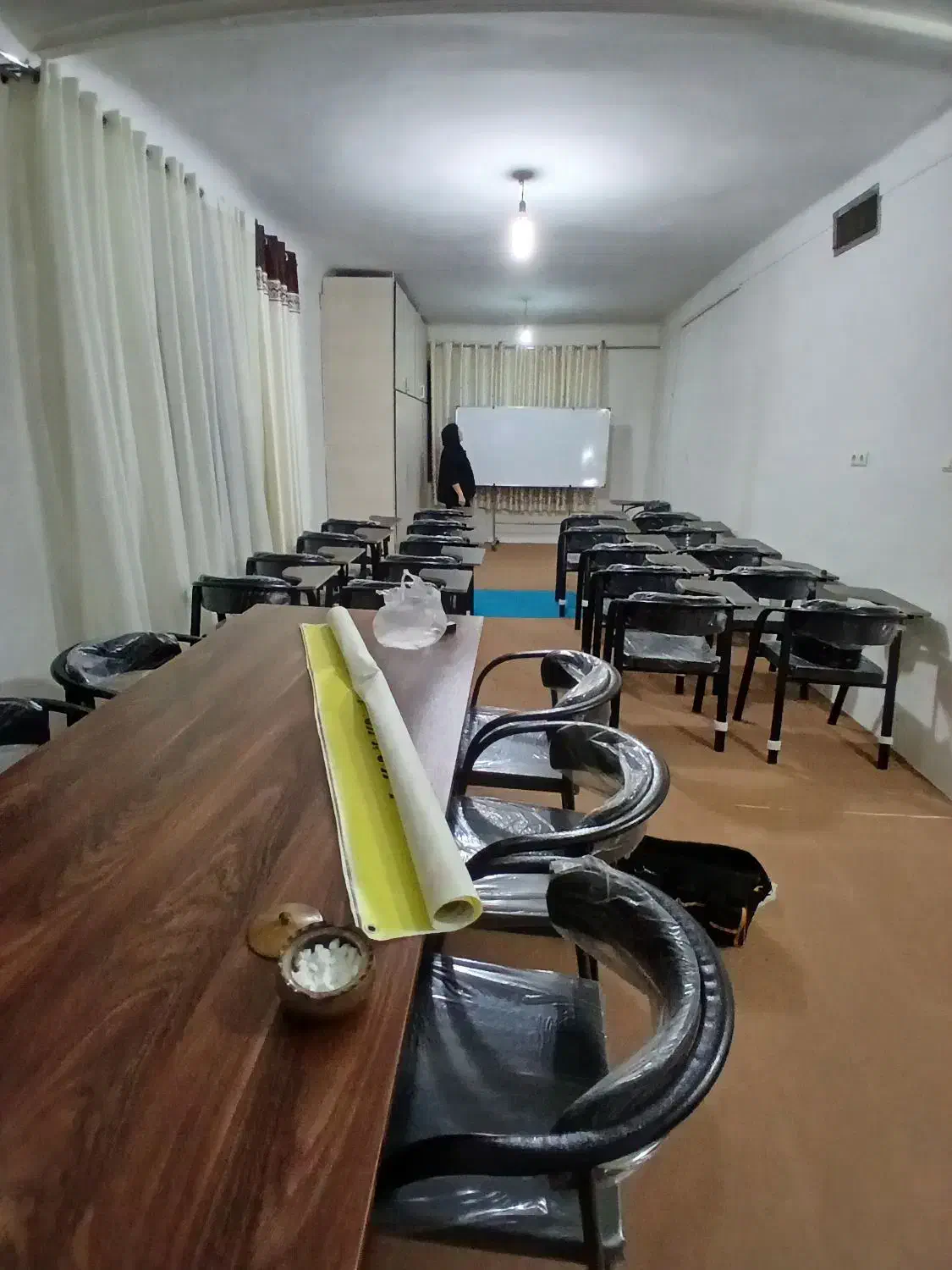 اتاق،آشپزخانه،سرویس بهداشتی سالن کنفرانس وجلسات|اجارهٔ کوتاه‌مدت دفتر کار و فضای آموزشی|سنندج, |دیوار