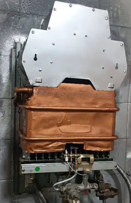 آبگرمکن دیواری بوتان کارکرده و درحد تمیز|آبگرمکن، پکیج، شوفاژ|تهران, فلسطین (میدان انقلاب)|دیوار