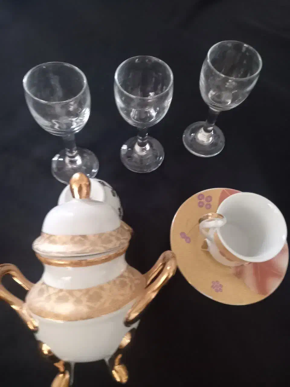 تعدادی ظروف بلور و چینی|ظروف سرو و پذیرایی|قم, نوبهار|دیوار