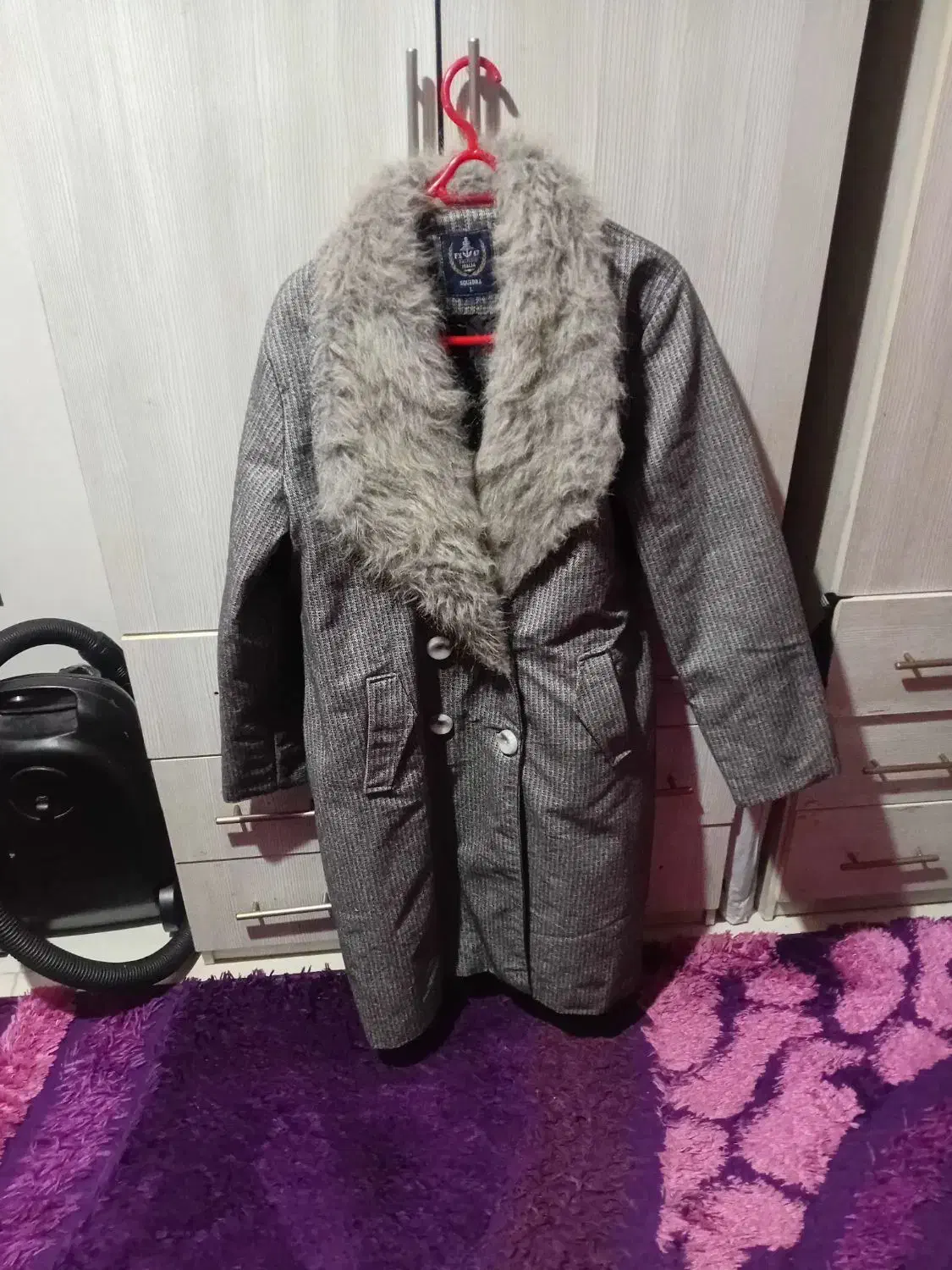 یک عدد پالتو زیبا وخوشرنگ وسبک وگرم|لباس|کرج, کوی گلها|دیوار