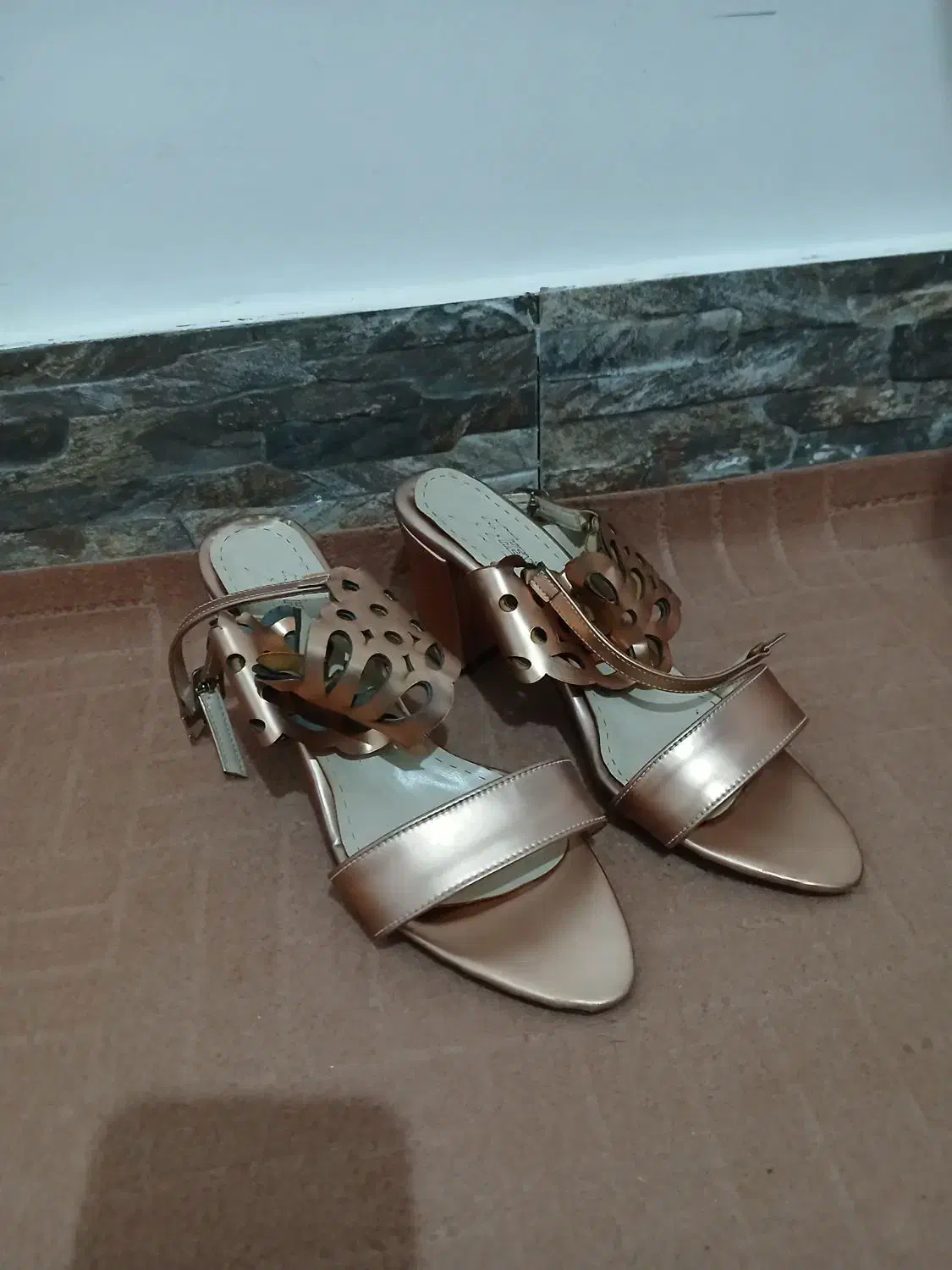 پیراهن .کفش|لباس|تربت جام, میرقوام الدین|دیوار