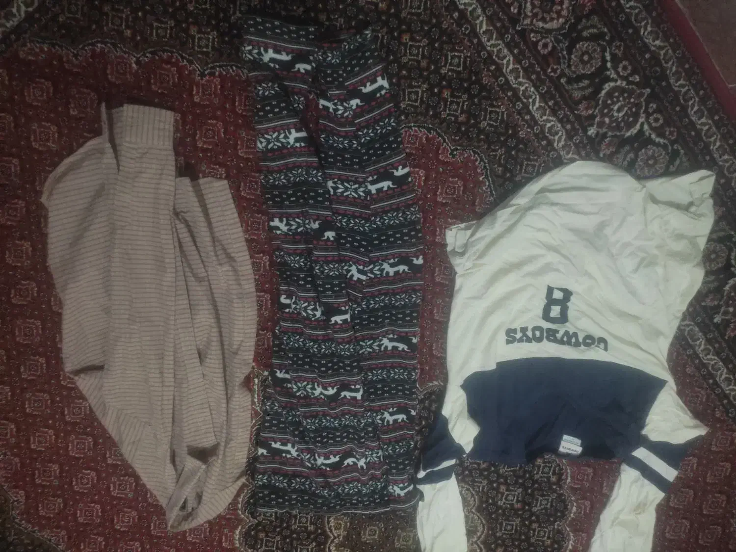 مقداری لباس|لباس|کرمانشاه, |دیوار