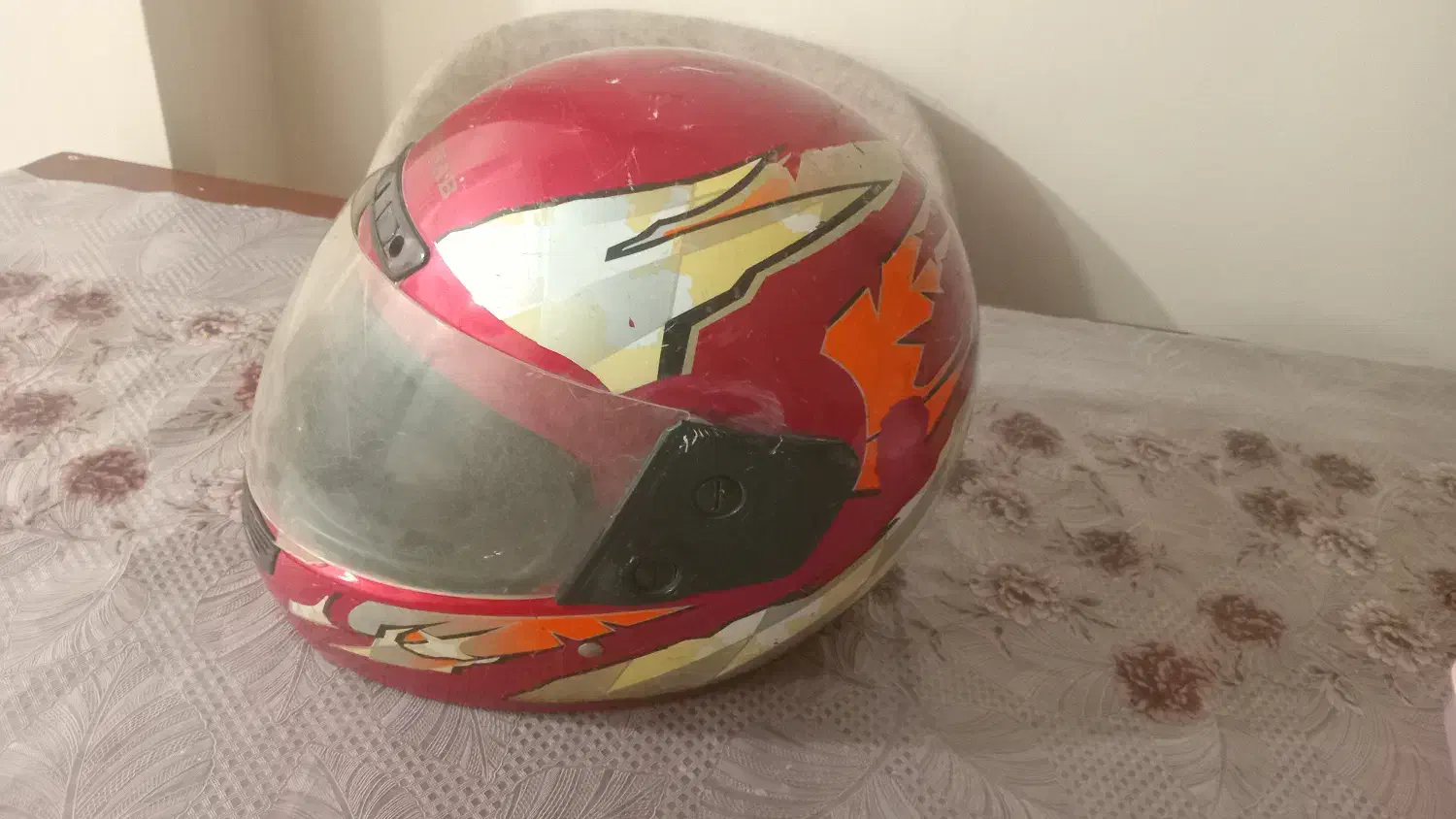 کلاه ایمنی|لباس|ری, علایین|دیوار