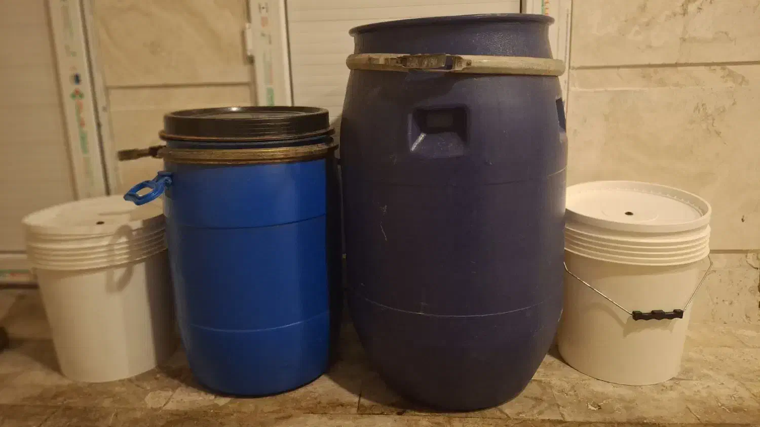 فروش بشکه و سطل در حد نو|ظروف نگهدارنده، پلاستیکی، یک‌بارمصرف|کیش, |دیوار