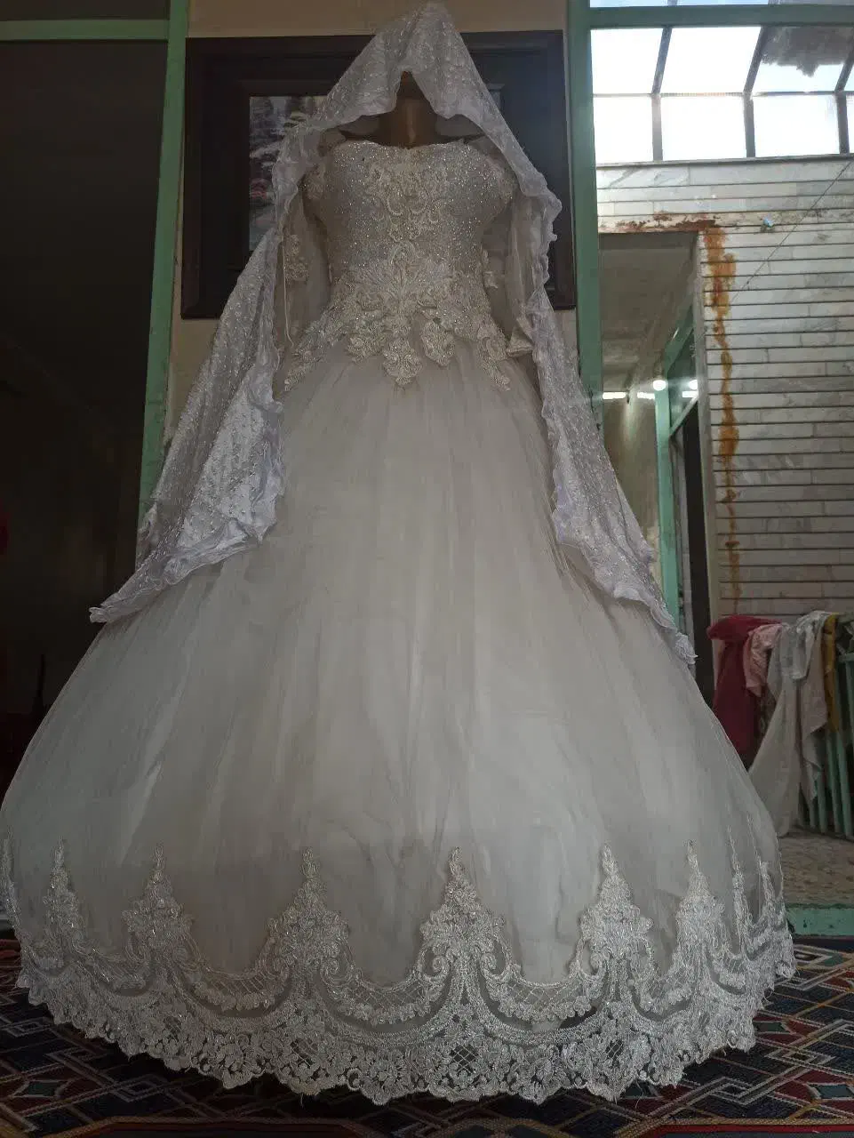 لباس عروس|لباس|درمیان, |دیوار