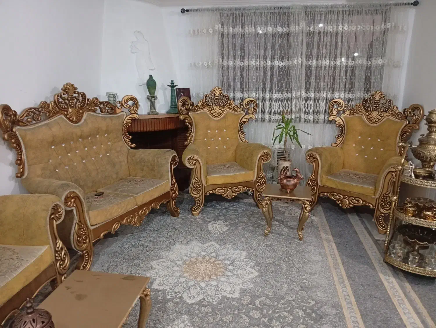 یک دست مبل سلطنتی ۹نفره با سه عدد میز عسلی|مبلمان خانگی و میز عسلی|محمودآباد, |دیوار