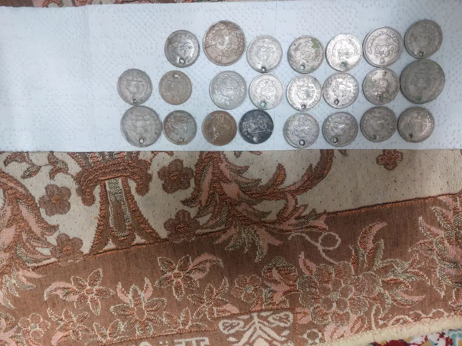 تعدادی سکه زمان شاهنشاهی وسکه قدیمی|کلکسیون اشیاء عتیقه|اسفراین, |دیوار