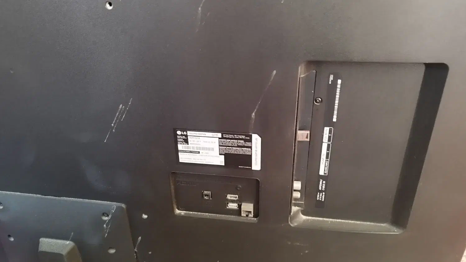 ال ای دی ضربه خورده صدا داره یکم تصویر هم‌داره|تلویزیون و پروژکتور|شیراز, گل سرخ|دیوار