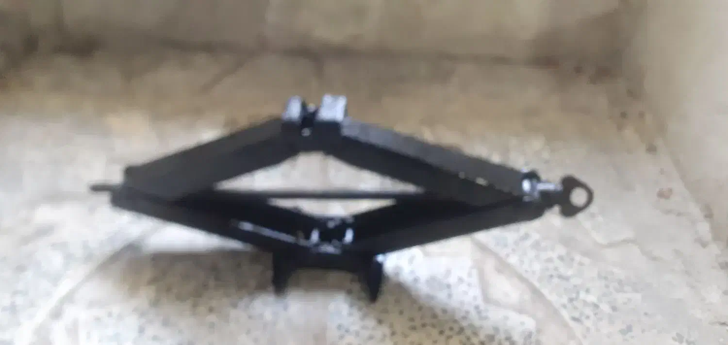 یک عدد جک پنچری سواری پژو سمند|قطعات یدکی و لوازم جانبی|بروجرد, |دیوار