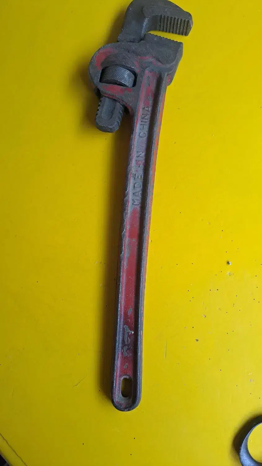 آچار لوله گیر وقیچی قدیمی|ابزارآلات|زیباکنار, |دیوار