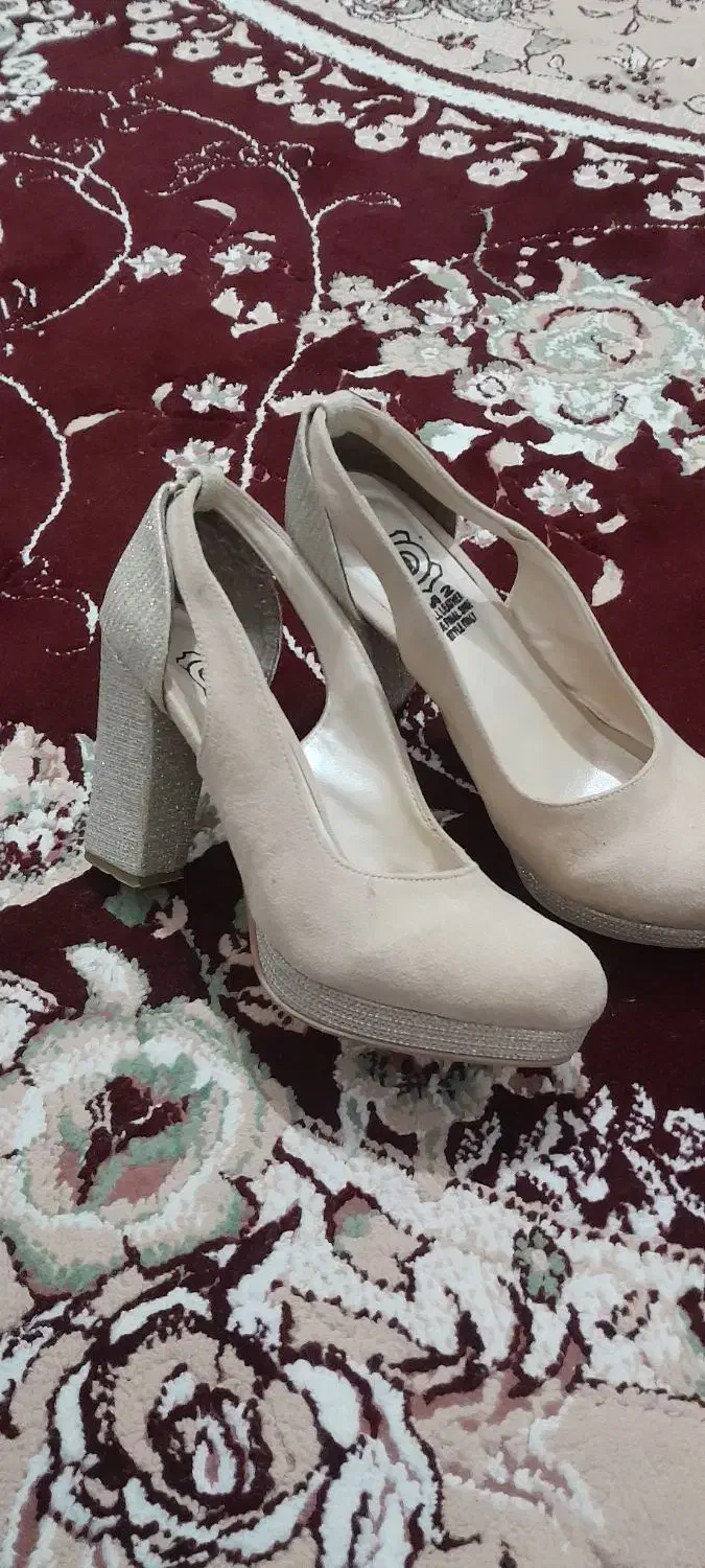 کفش|کیف، کفش، کمربند|نالوس, |دیوار