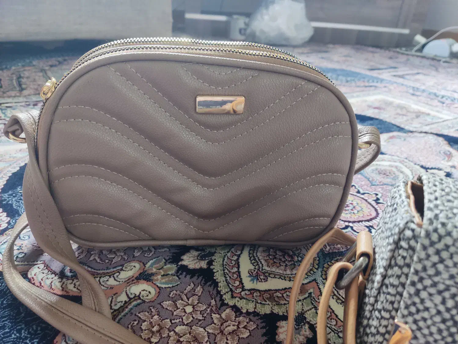 کیف|کیف، کفش، کمربند|قروه, |دیوار