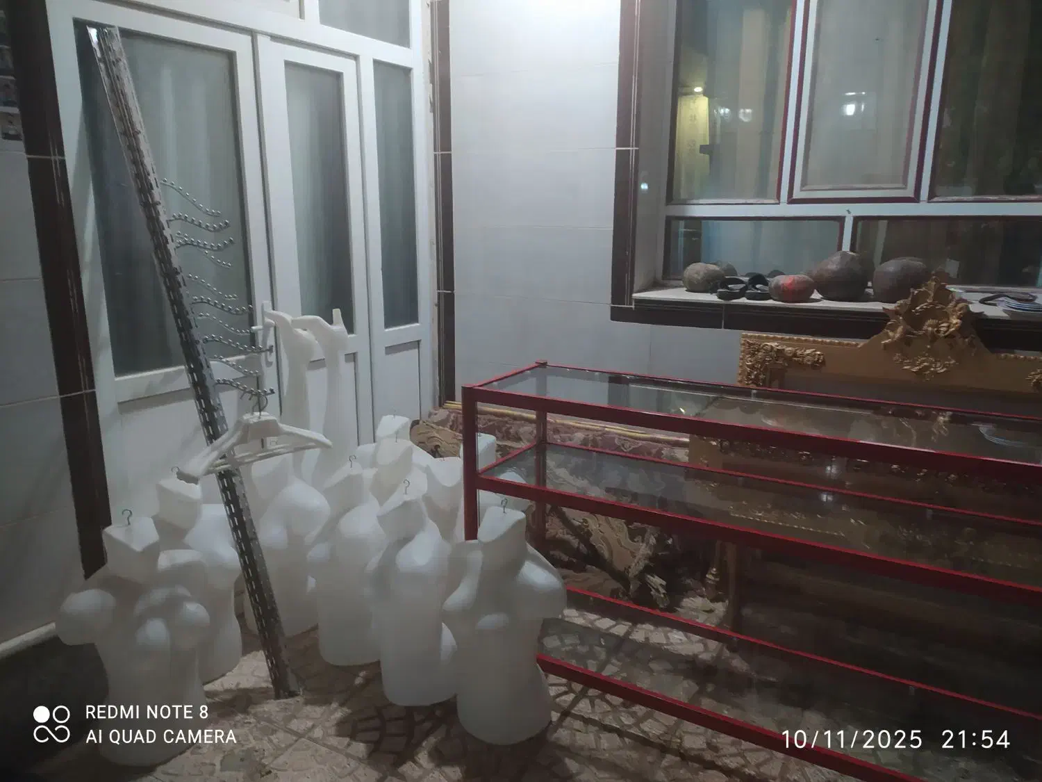 وسایل جانبی مغازه لباس فروشی|فروشگاه و مغازه|مهربان, |دیوار