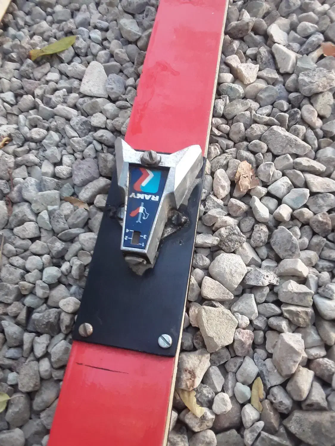 یک جفت اسکی روی برف|ورزشهای زمستانی|دماوند, مسکن مهر گیلاوند|دیوار