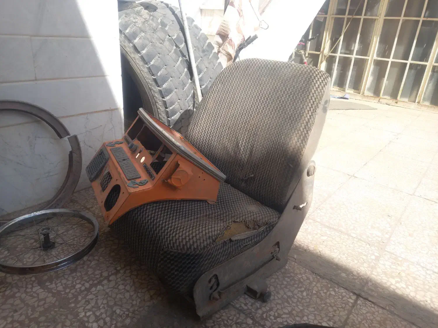 یک عدد صندلی خاور سالم.وتعدادی بچه رینگ وتیوپ|قطعات یدکی و لوازم جانبی|قم, نیروگاه|دیوار