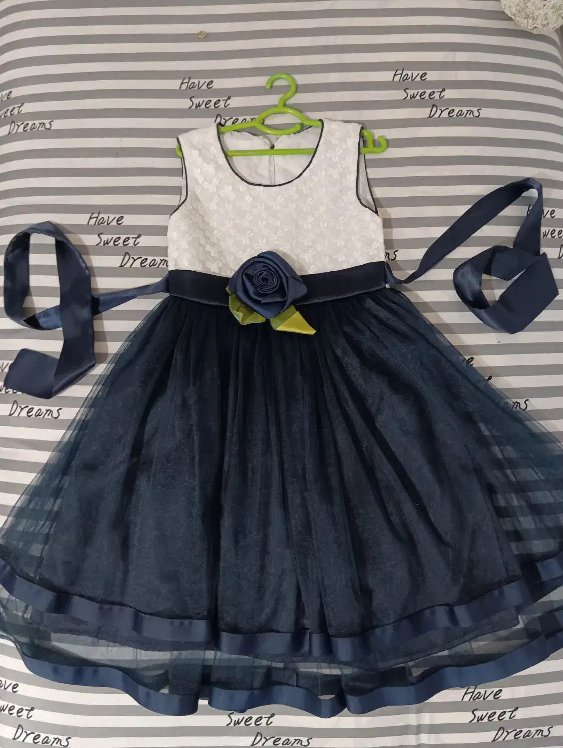 تعدادی پیراهن و کفش مجلسی دخترانه|کفش و لباس بچه|قصرشیرین, |دیوار