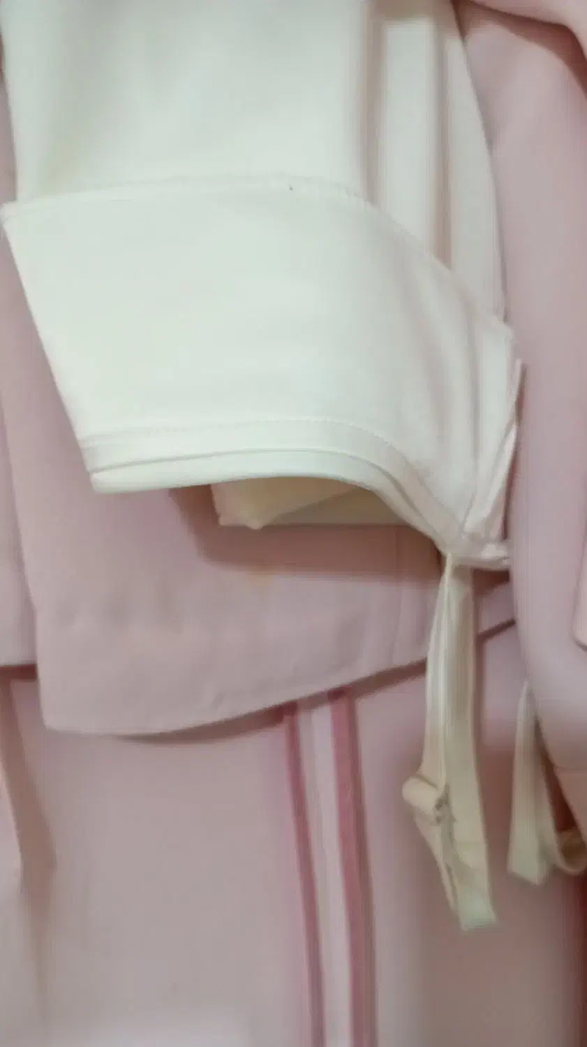 تعدادی لباس|لباس|شاندیز, |دیوار