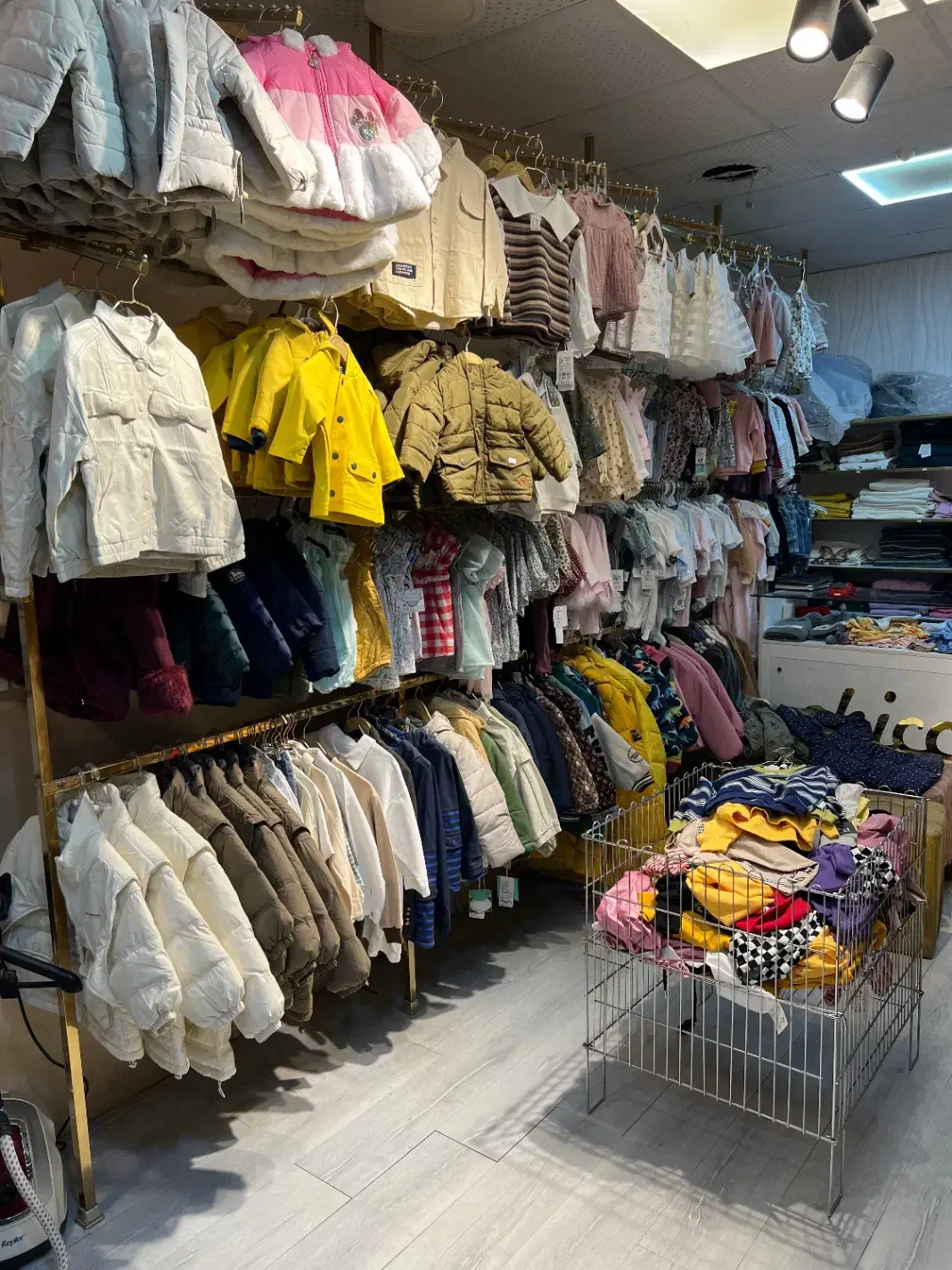 واگذاری تمامی پوشاک بچگانه همراه با قفسه و کولر|کفش و لباس بچه|گنبد کاووس, |دیوار