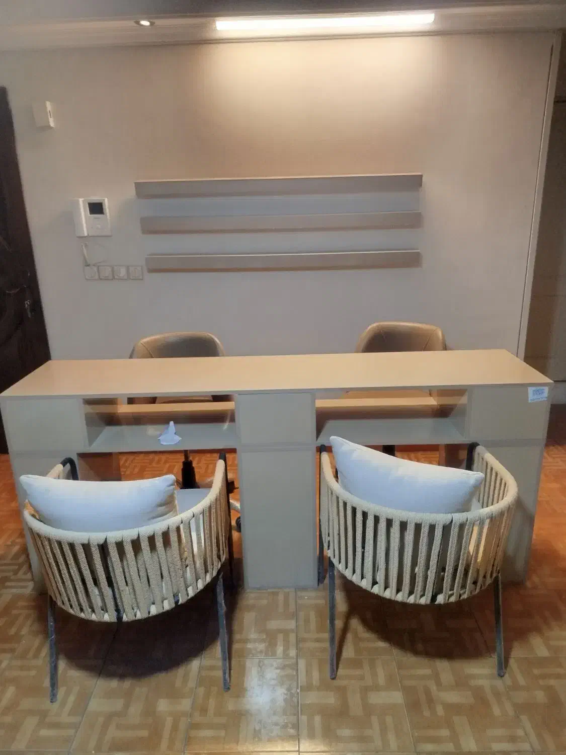 فروش فوری میز ناخن و استند|آرایشگاه و سالن‌های زیبایی|تهران, آسمان|دیوار