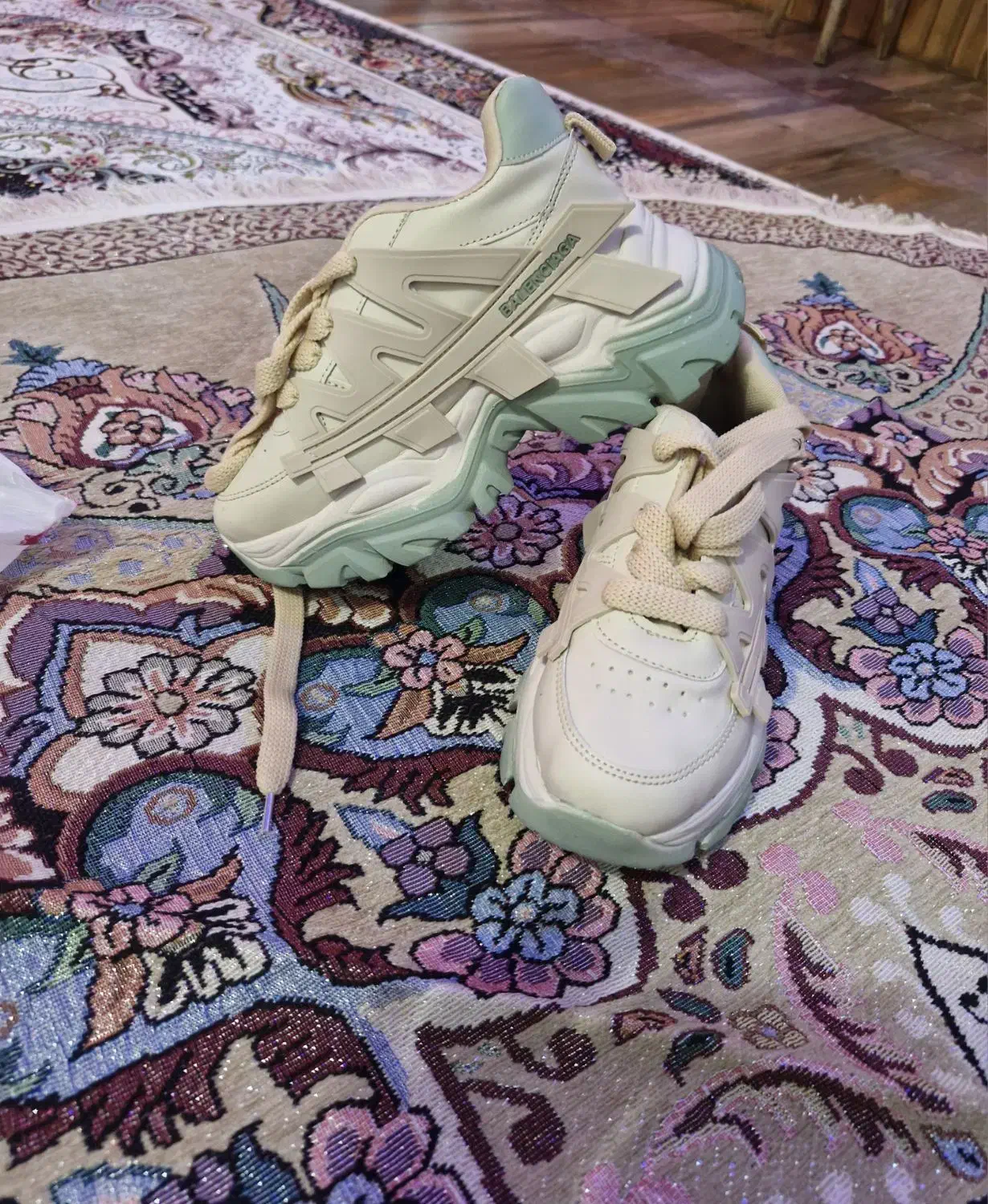 یک جفت کفش اسپورت|کیف، کفش، کمربند|سنندج, |دیوار