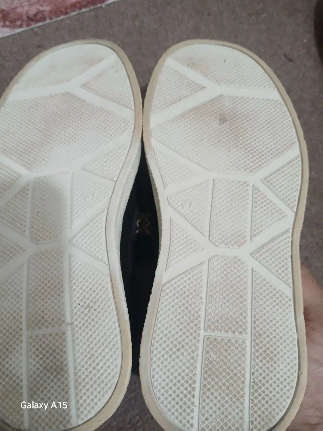 سه جفت کفش باهم|کیف، کفش، کمربند|اصفهان, باغ دریاچه|دیوار