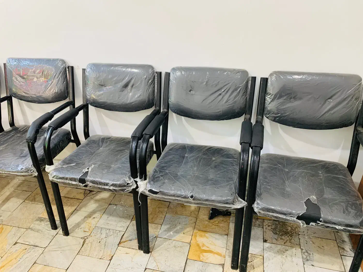 فروش میز کار بزرگ - صندلی اداری جک دار در حد نو-|مبلمان اداری|آستارا, |دیوار