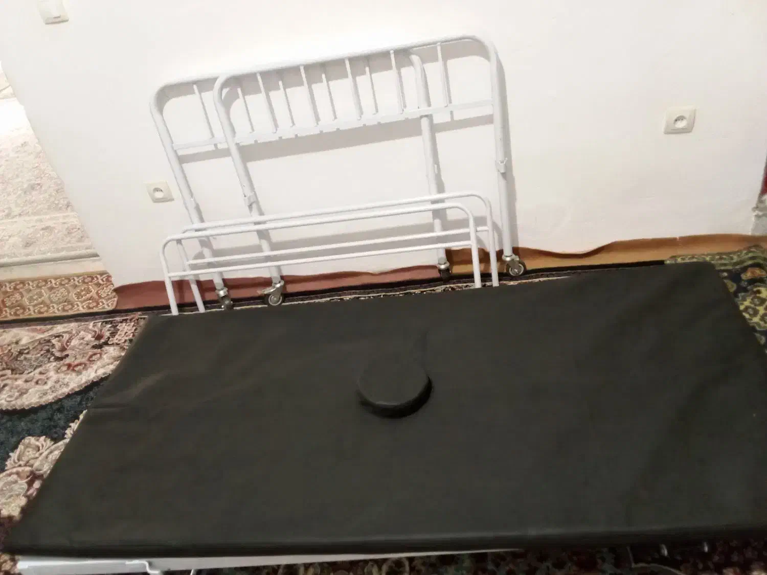 تخت بیمارستانی نو اصلا استفاده‌ نشده|تخت و سرویس خواب|کرمانشاه, |دیوار