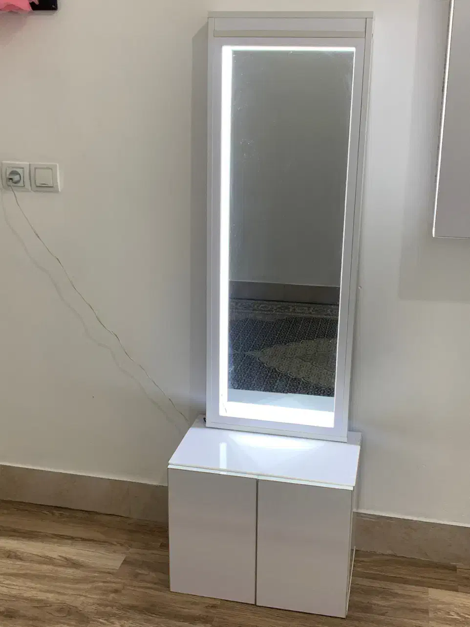 آینه قدی کمد دار همراه نور در حد نو|آینه|آبادان, |دیوار