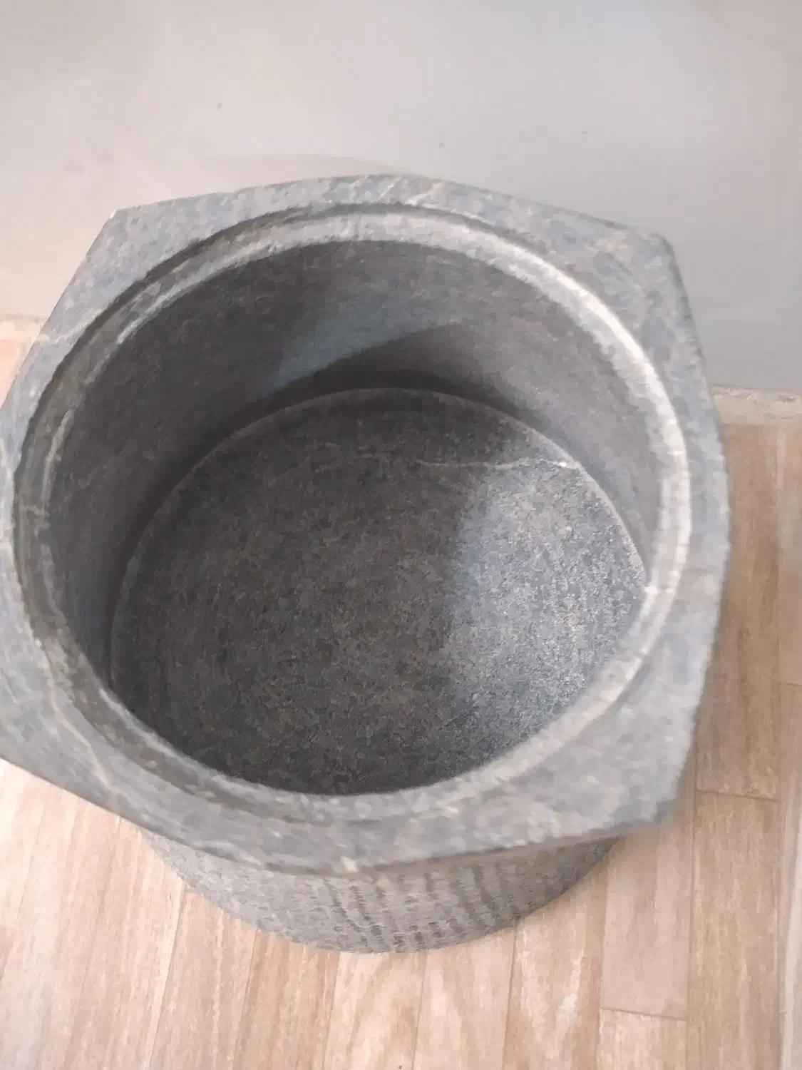 دیگچه سنگی قدیمی|کلکسیون اشیاء عتیقه|قم, سید معصوم|دیوار