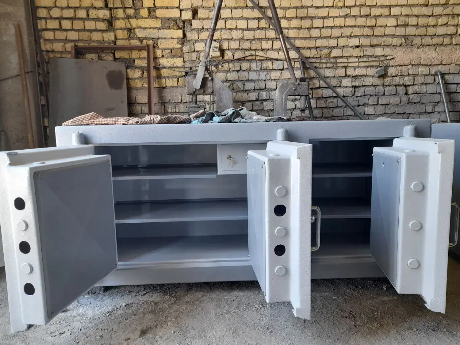 گاوصندوق|ابزارآلات|برخوار, |دیوار