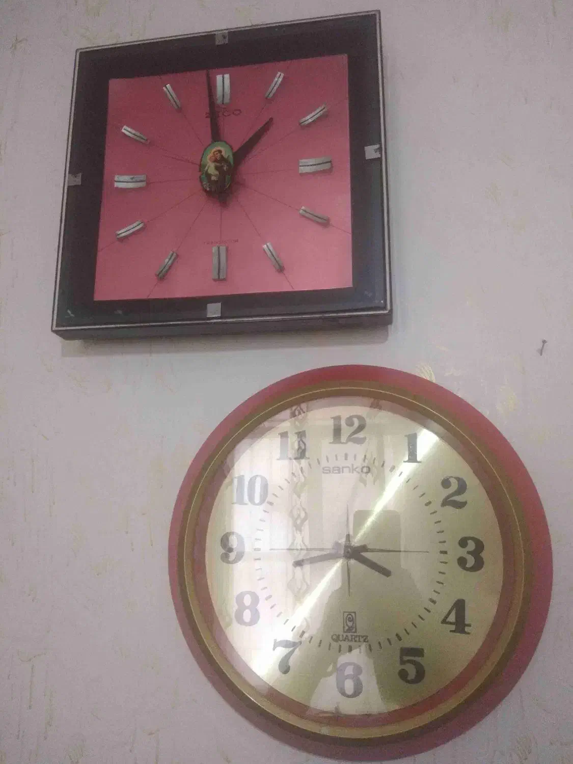 سه عدد ساعت دیواری قدیمی آنتیک|کلکسیون اشیاء عتیقه|بروجرد, |دیوار